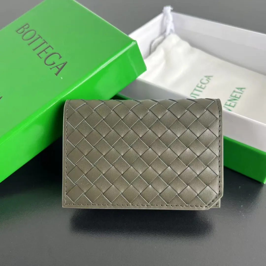 #BV’s new business card holder 805825🎈The classic fine weave is back! It has more design than previous business card holders. The unique curved design in the lower right corner is not monotonous. ☄️ Made of imported cowhide material, comfortable and textured, with two compartments inside and a back pocket compartment. You don’t have to worry about losing your banknotes and cards. 💯 Compact and practical, great for gift giving and personal use 🖤 Size: 11x7.5x2.5 P540